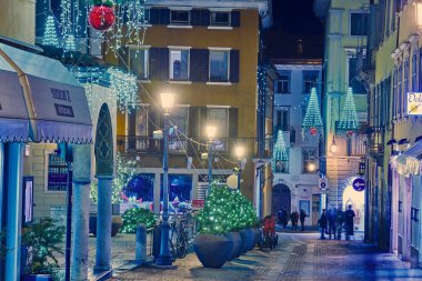 Bir Riva del Garda, Lago di Garda, İtalya - 19 Kasım 2018:Christmas ışıklar şehir merkezi ve Riva del Garda Street, gece, İtalya tarafından güzel bir Riva del Garda şehir görünümünü süsleyen