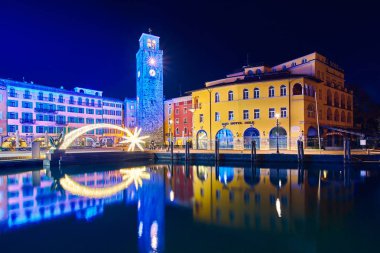 Bir Riva del Garda, Lago di Garda, İtalya - 19 Kasım 2018:Christmas ışıklar şehir merkezi ve Riva del Garda Street, gece, İtalya tarafından güzel bir Riva del Garda şehir görünümünü süsleyen