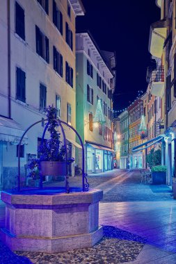 Bir Riva del Garda, Lago di Garda, İtalya - 19 Kasım 2018:Christmas ışıklar şehir merkezi ve Riva del Garda Street, gece, İtalya tarafından güzel bir Riva del Garda şehir görünümünü süsleyen