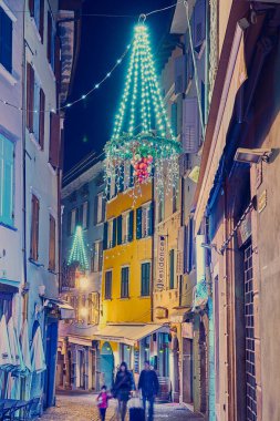 Bir Riva del Garda, Lago di Garda, İtalya - 19 Kasım 2018:Christmas ışıklar şehir merkezi ve Riva del Garda Street, gece, İtalya tarafından güzel bir Riva del Garda şehir görünümünü süsleyen