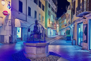 Bir Riva del Garda, Lago di Garda, İtalya - 19 Kasım 2018:Christmas ışıklar şehir merkezi ve Riva del Garda Street, gece, İtalya tarafından güzel bir Riva del Garda şehir görünümünü süsleyen