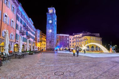 Bir Riva del Garda, Lago di Garda, İtalya - 19 Kasım 2018:Christmas ışıklar şehir merkezi ve Riva del Garda Street, gece, İtalya tarafından güzel bir Riva del Garda şehir görünümünü süsleyen