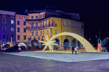 Bir Riva del Garda, Lago di Garda, İtalya - 19 Kasım 2018:Christmas ışıklar şehir merkezi ve Riva del Garda Street, gece, İtalya tarafından güzel bir Riva del Garda şehir görünümünü süsleyen