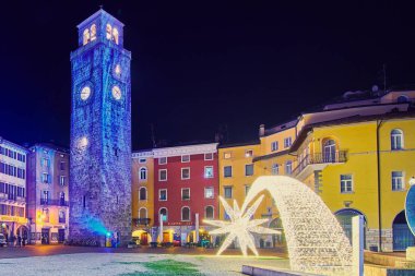 Bir Riva del Garda, Lago di Garda, İtalya - 19 Kasım 2018:Christmas ışıklar şehir merkezi ve Riva del Garda Street, gece, İtalya tarafından güzel bir Riva del Garda şehir görünümünü süsleyen
