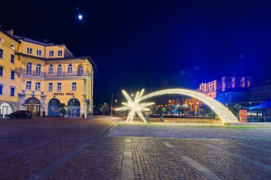 Bir Riva del Garda, Lago di Garda, İtalya - 19 Kasım 2018:Christmas ışıklar şehir merkezi ve Riva del Garda Street, gece, İtalya tarafından güzel bir Riva del Garda şehir görünümünü süsleyen
