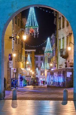 Bir Riva del Garda, Lago di Garda, İtalya - 19 Kasım 2018:Christmas ışıklar şehir merkezi ve Riva del Garda Street, gece, İtalya tarafından güzel bir Riva del Garda şehir görünümünü süsleyen