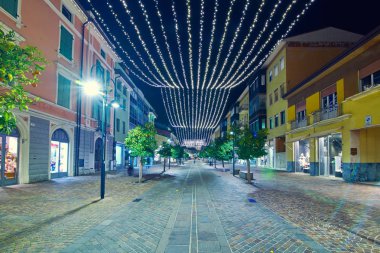 Bir Riva del Garda, Lago di Garda, İtalya - 19 Kasım 2018:Christmas ışıklar şehir merkezi ve Riva del Garda Street, gece, İtalya tarafından güzel bir Riva del Garda şehir görünümünü süsleyen
