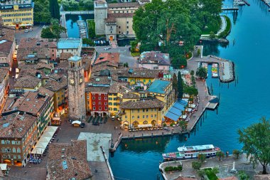 Güzel Garda Gölü manzarası. Bir Riva del Garda şehir ve Garda Gölü yaz aylarında, İtalya