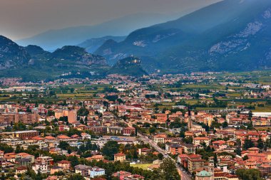 Güzel Garda Gölü manzarası. Bir Riva del Garda şehir ve Garda Gölü yaz aylarında, İtalya