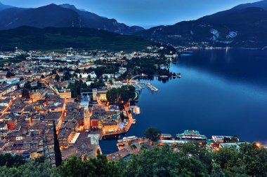 Güzel Garda Gölü manzarası. Bir Riva del Garda şehir ve Garda Gölü gece, İtalya