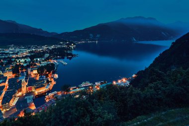 Güzel Garda Gölü manzarası. Bir Riva del Garda şehir ve Garda Gölü gece, İtalya