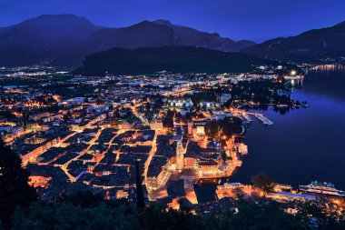 Güzel Garda Gölü manzarası. Bir Riva del Garda şehir ve Garda Gölü gece, İtalya