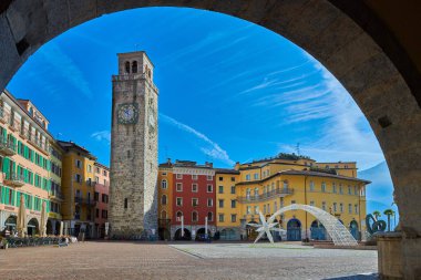 Bir Riva del Garda, Lago di Garda, İtalya - 15 Kasım 2018:View dağlar, Riva del Garda şehir ve Garda Gölü sonbahar zamanlarında, Trentino Alto Adige bölgesinin çevrili güzel Lake Garda