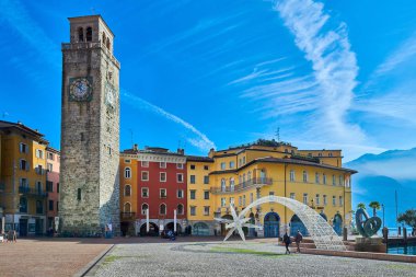 Bir Riva del Garda, Lago di Garda, İtalya - 15 Kasım 2018:View dağlar, Riva del Garda şehir ve Garda Gölü sonbahar zamanlarında, Trentino Alto Adige bölgesinin çevrili güzel Lake Garda