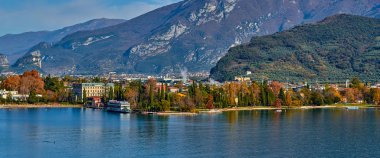 Dağlar, Riva del Garda şehir ve Garda Gölü sonbahar zamanlarında, Trentino Alto Adige bölgesinin çevrili güzel Lake Garda görünümünü