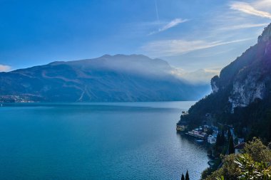 Dağlar, Riva del Garda şehir ve Garda Gölü sonbahar zamanlarında, Trentino Alto Adige bölgesinin çevrili güzel Lake Garda görünümünü
