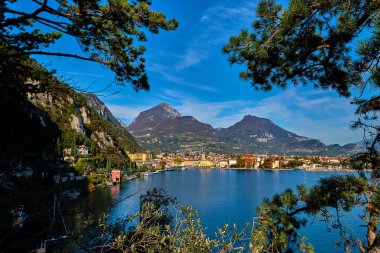 Bir Riva del Garda, Lago di Garda, İtalya - 15 Kasım 2018:View dağlar, Riva del Garda şehir ve Garda Gölü sonbahar zamanlarında, Trentino Alto Adige bölgesinin çevrili güzel Lake Garda