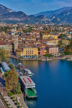 Bir Riva del Garda, Lago di Garda, İtalya - 15 Kasım 2018:View dağlar, Riva del Garda şehir ve Garda Gölü sonbahar zamanlarında, Trentino Alto Adige bölgesinin çevrili güzel Lake Garda