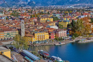 Bir Riva del Garda, Lago di Garda, İtalya - 15 Kasım 2018:View dağlar, Riva del Garda şehir ve Garda Gölü sonbahar zamanlarında, Trentino Alto Adige bölgesinin çevrili güzel Lake Garda