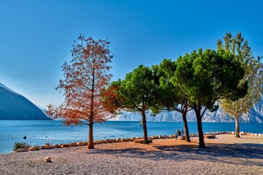 Dağlar, Torbole sul garda şehir ve Garda Gölü sonbahar zamanlarında, Trentino Alto Adige bölgesinin çevrili güzel Lake Garda görünümünü