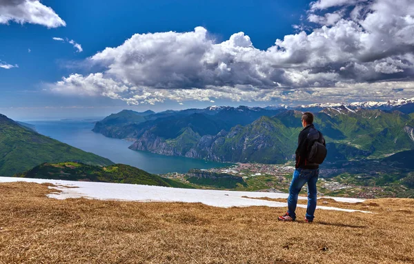 Monte Stivo Lago Garda Italia Mayo 2014 Joven Que Admira — Foto de Stock