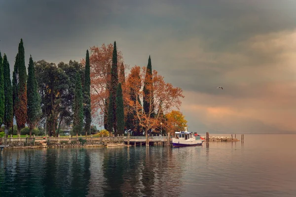 Beautiful Colorful Autumn Riva Del Garda Garda Lake Anchored Boat — стоковое фото