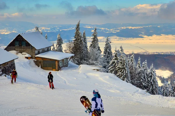 Poiana Brasov Rumunia Stycznia 2013 Drewniane Domki Stoków Narciarskich Spektakularne — Zdjęcie stockowe