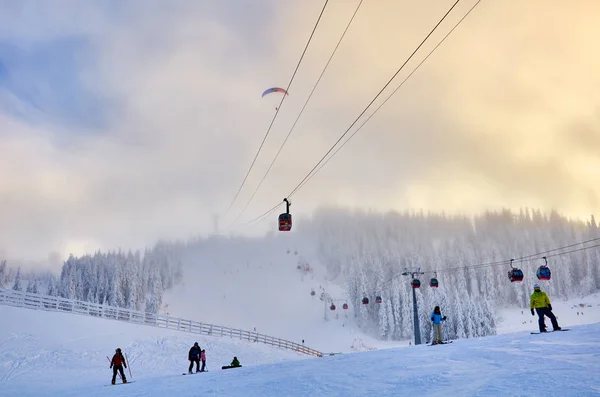 罗马尼亚波亚纳布拉索夫 2013年1月12日 波亚纳布拉索夫滑雪胜地的缆车 滑雪者和滑雪者可以享受波亚纳布拉索夫冬季度假村的滑雪场 那里的森林被雪覆盖 — 图库照片