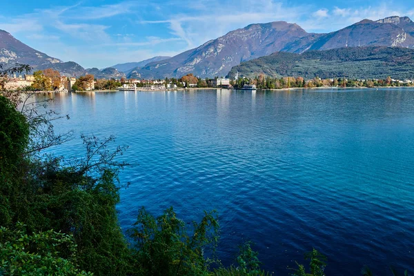 View Beautiful Lake Garda Surrounded Mountains Riva Del Garda Town — Stock Photo, Image