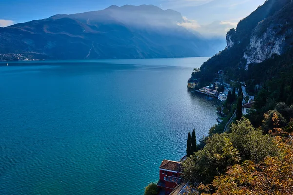 Vista Del Hermoso Lago Garda Rodeado Montañas Ciudad Riva Del —  Fotos de Stock
