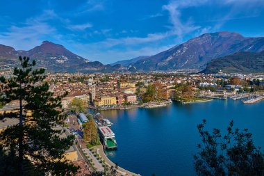 Bir Riva del Garda, Lago di Garda, İtalya - 15 Kasım 2018:View dağlar, Riva del Garda şehir ve Garda Gölü sonbahar zamanlarında, Trentino Alto Adige bölgesinin çevrili güzel Lake Garda