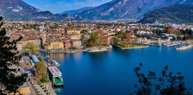 Bir Riva del Garda, Lago di Garda, İtalya - 15 Kasım 2018:View dağlar, Riva del Garda şehir ve Garda Gölü sonbahar zamanlarında, Trentino Alto Adige bölgesinin çevrili güzel Lake Garda