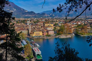 Bir Riva del Garda, Lago di Garda, İtalya - 15 Kasım 2018:View dağlar, Riva del Garda şehir ve Garda Gölü sonbahar zamanlarında, Trentino Alto Adige bölgesinin çevrili güzel Lake Garda