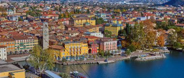 Bir Riva del Garda, Lago di Garda, İtalya - 15 Kasım 2018:View dağlar, Riva del Garda şehir ve Garda Gölü sonbahar zamanlarında, Trentino Alto Adige bölgesinin çevrili güzel Lake Garda