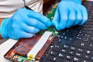 Eller bir bilgisayar, profesyonel laptop onarım, tamir teknisyeni ile seçici odak yakın çekim