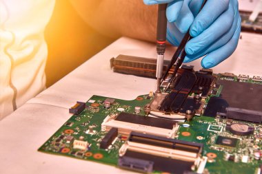 Bir bilgisayarı, bilgisayarın işlemcisinin değiştiren teknisyen onarmak teknisyen elleri ile seçici odak yakın çekim