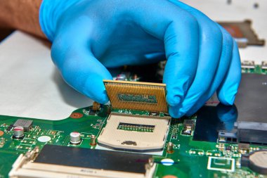 Bir bilgisayarı, bilgisayarın işlemcisinin değiştiren teknisyen onarmak teknisyen elleri ile seçici odak yakın çekim