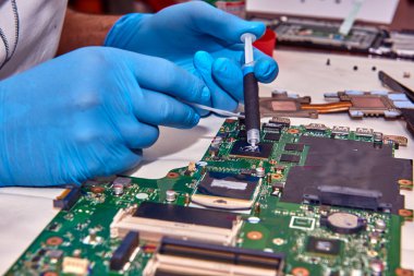 Bir bilgisayarı, bilgisayarın işlemcisinin değiştiren teknisyen onarmak teknisyen elleri ile seçici odak yakın çekim