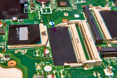 Brasov, Romanya -01 Ocak 2018: eller bir bilgisayar, profesyonel laptop onarım, tamir teknisyeni ile seçici odak kapat