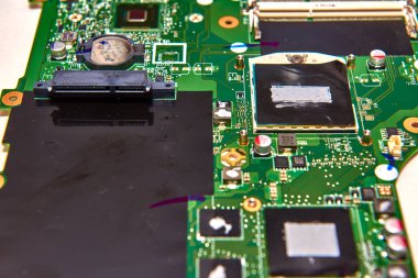 Brasov, Romanya -01 Ocak 2018: eller bir bilgisayar, profesyonel laptop onarım, tamir teknisyeni ile seçici odak kapat