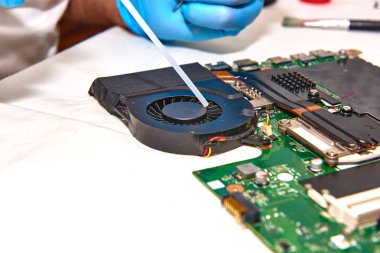 Eller bir bilgisayar, profesyonel laptop onarım, tamir teknisyeni ile seçici odak yakın çekim