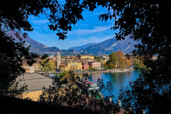 이탈리아 Trentino 지역에서에서 이탈리아 베로나 도시와가 호수에 둘러싸인 호수가 르다의 — 스톡 사진