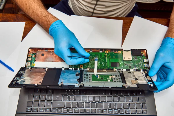 Manos Del Técnico Reparando Una Computadora Reparación Profesional Computadoras Portátiles — Foto de Stock