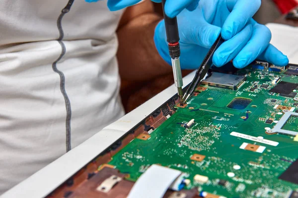 Mãos Técnico Reparar Computador Reparação Laptop Profissional Fechar Com Foco — Fotografia de Stock