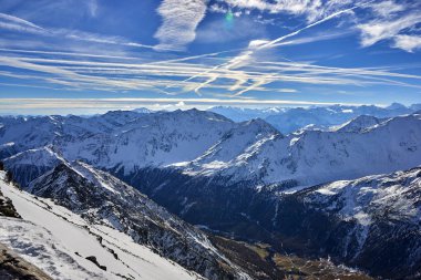 Kış manzarası, Val Senales İtalyan buzul kayak merkezi güneşli gün, İtalyan Alpleri Panoraması