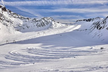 Kış manzarası, Val Senales İtalyan buzul kayak merkezi güneşli gün, İtalyan Alpleri Panoraması