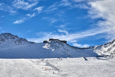 Kış manzarası, Val Senales İtalyan buzul kayak merkezi güneşli gün, İtalyan Alpleri Panoraması