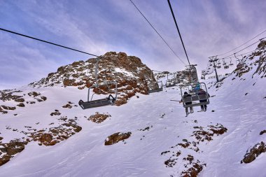 Kayakçı kayakçı kayak merkezinde İtalyanca Alps içinde buzul Val Senales, İtalya güneşli günde yamacında skilift üzerinde