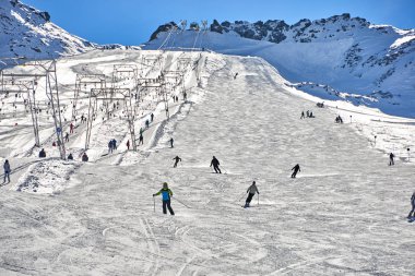 Kış manzarası, Val Senales İtalyan buzul kayak merkezi güneşli gün, kayakçı kayak merkezinde yamacında