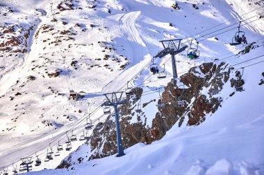 Kayakçı kayakçı kayak merkezinde İtalyanca Alps içinde buzul Val Senales, İtalya güneşli günde yamacında skilift üzerinde
